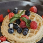 Золотистые блины Мустанг на тарелке с медом