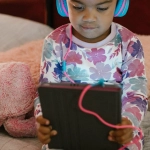 Уютная семейная игровая атмосфера дома с настольными играми