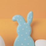 Яркий семейный десерт с фруктами и сладостями на праздничном столе