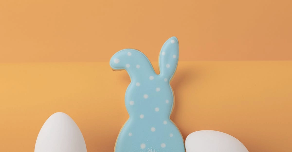 Яркий семейный десерт с фруктами и сладостями на праздничном столе