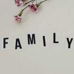 Семейная игра в блэкджек дома за столом с картами