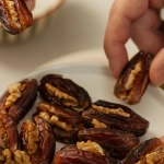 Семейные посиделки за уютно накрытым столом с домашними блюдами