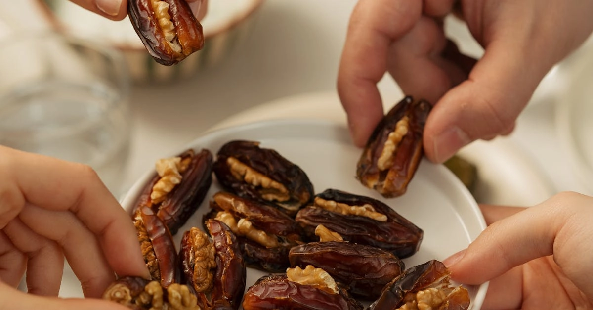 Семейные посиделки за уютно накрытым столом с домашними блюдами