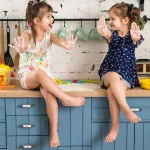 Семейные кулинарные традиции и игровые моменты на домашней кухне