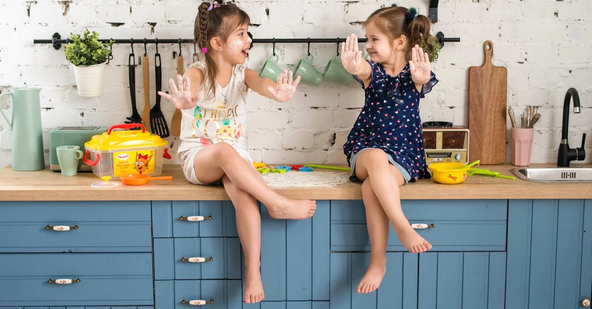 Семейные кулинарные традиции и игровые моменты на домашней кухне