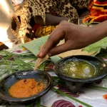 Африканские блюда со специями на семейном столе