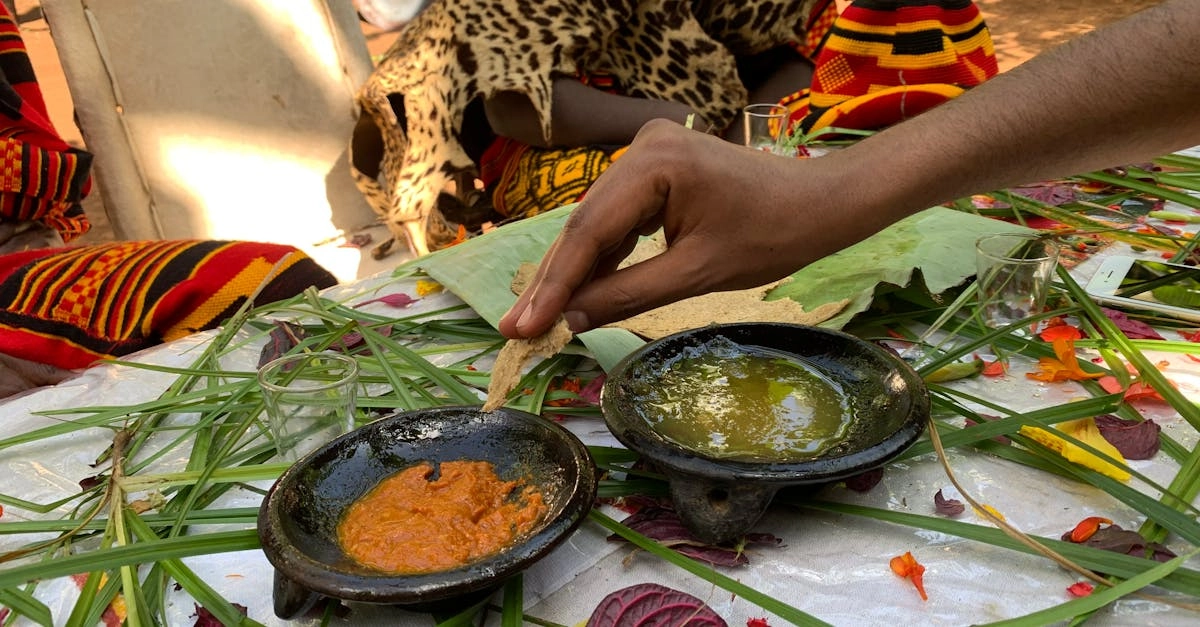 Африканские блюда со специями на семейном столе